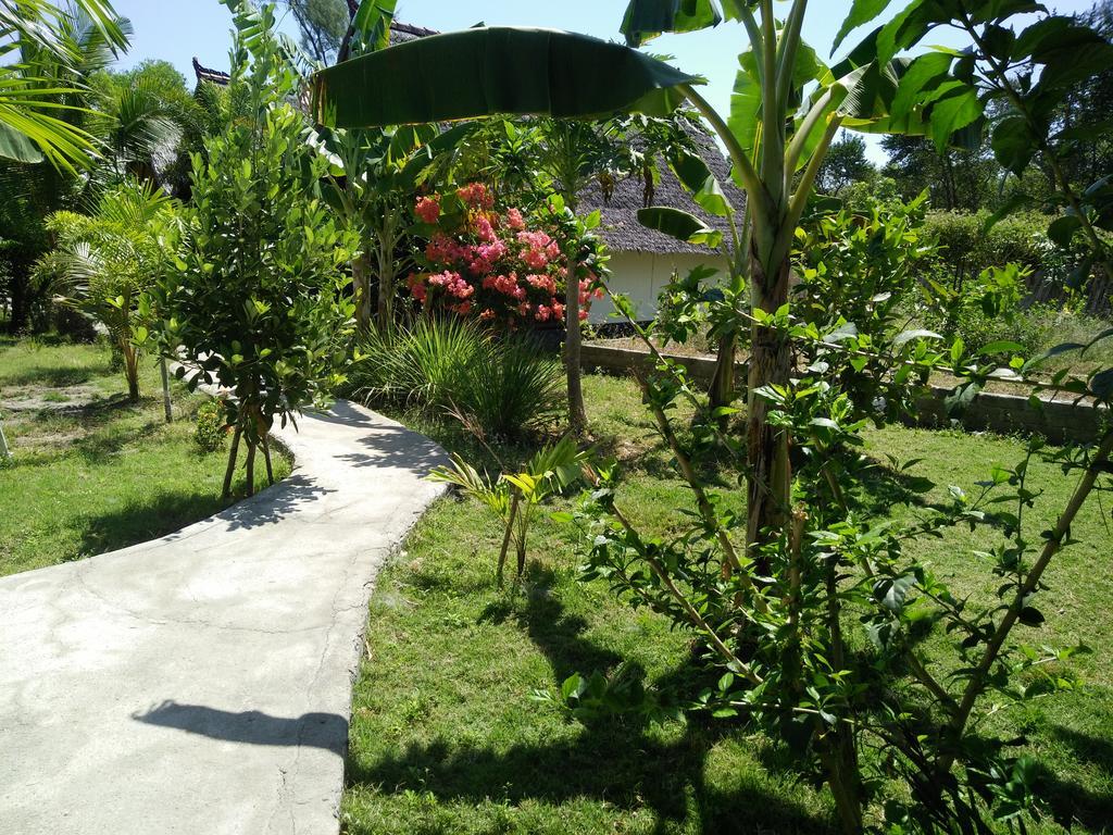 Отель Rose Bungalow Pemenang Экстерьер фото